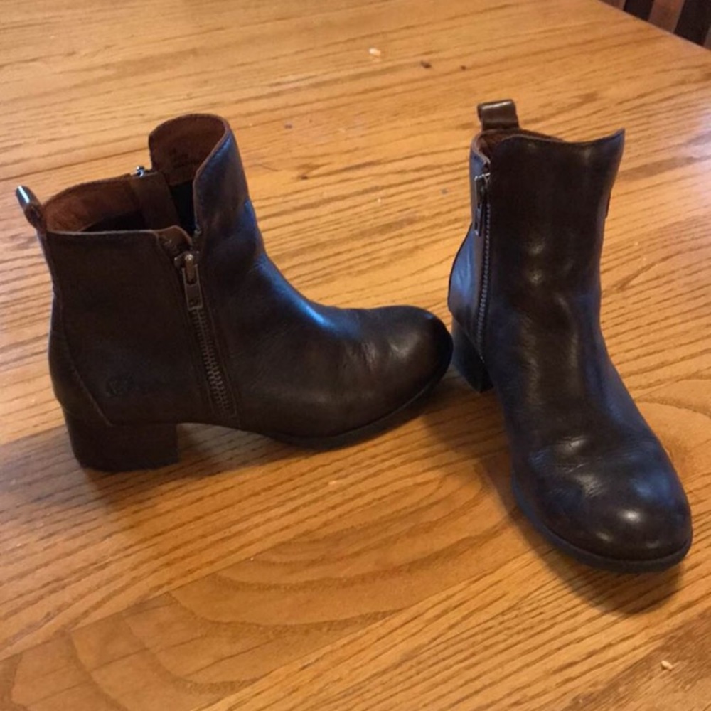 Born Brown Booties Size 5 EUC!